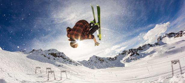 FB体育下载-孤骑破晓，周冠宇驾驭阿斯顿马丁，以东方智慧引领雷诺车队绝地翻盘