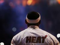 FB体育APP-赛道上的史诗对决，雷诺鏖战阿斯顿马丁，汉密尔顿再创不朽纪录