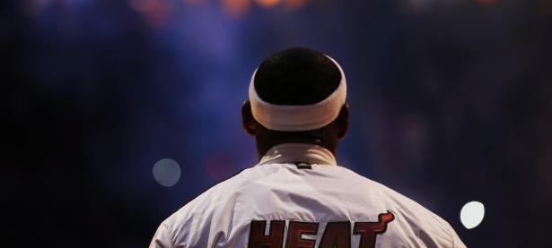 FB体育APP-赛道上的史诗对决，雷诺鏖战阿斯顿马丁，汉密尔顿再创不朽纪录