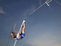 FB体育赛事-红牛车队翻盘阿斯顿马丁，拉塞尔扛起全队，逆境中的团队之光