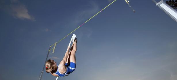 FB体育赛事-红牛车队翻盘阿斯顿马丁，拉塞尔扛起全队，逆境中的团队之光