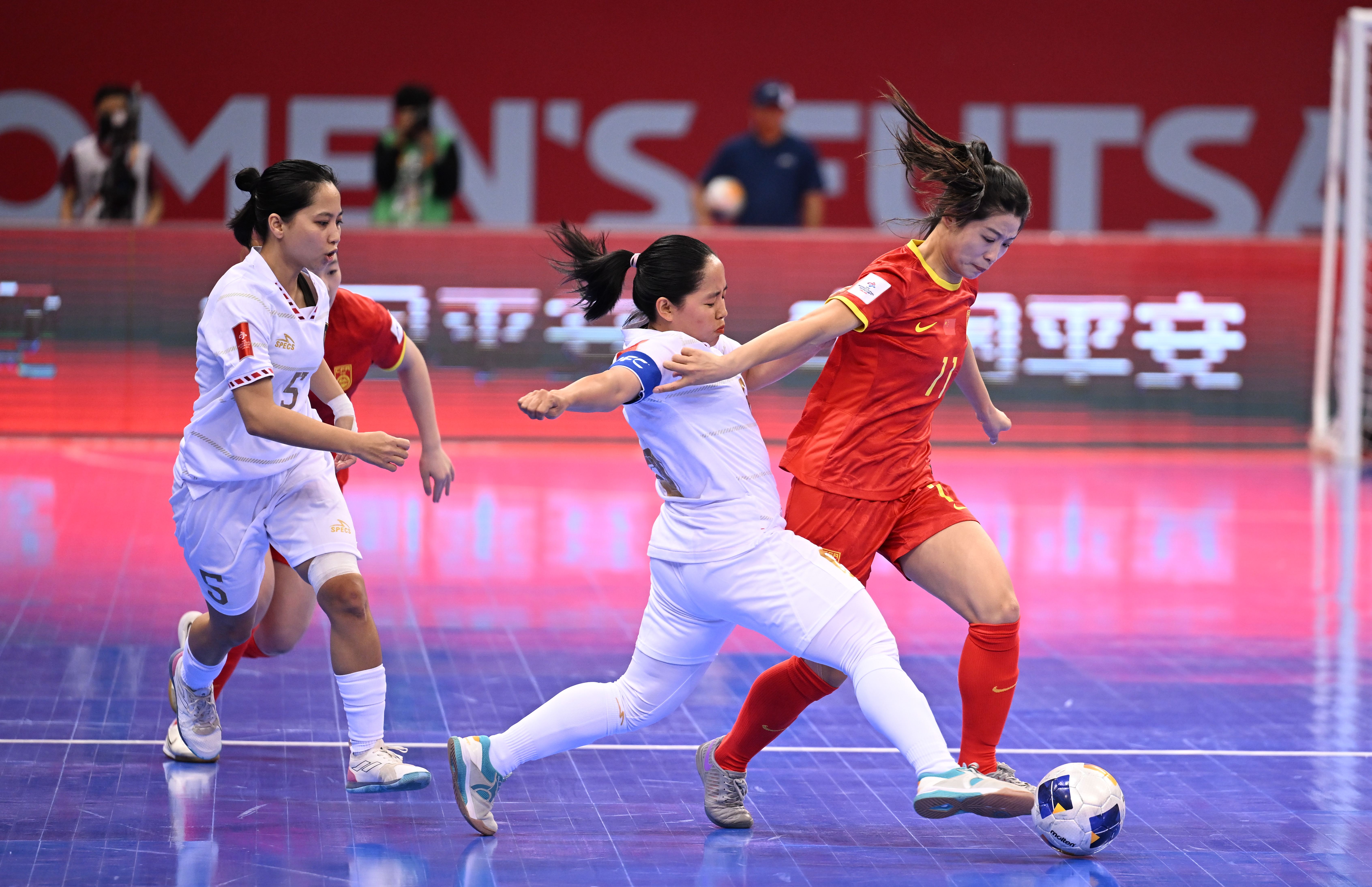 包含专业足球团队：女子联赛举办展示赛事的词条