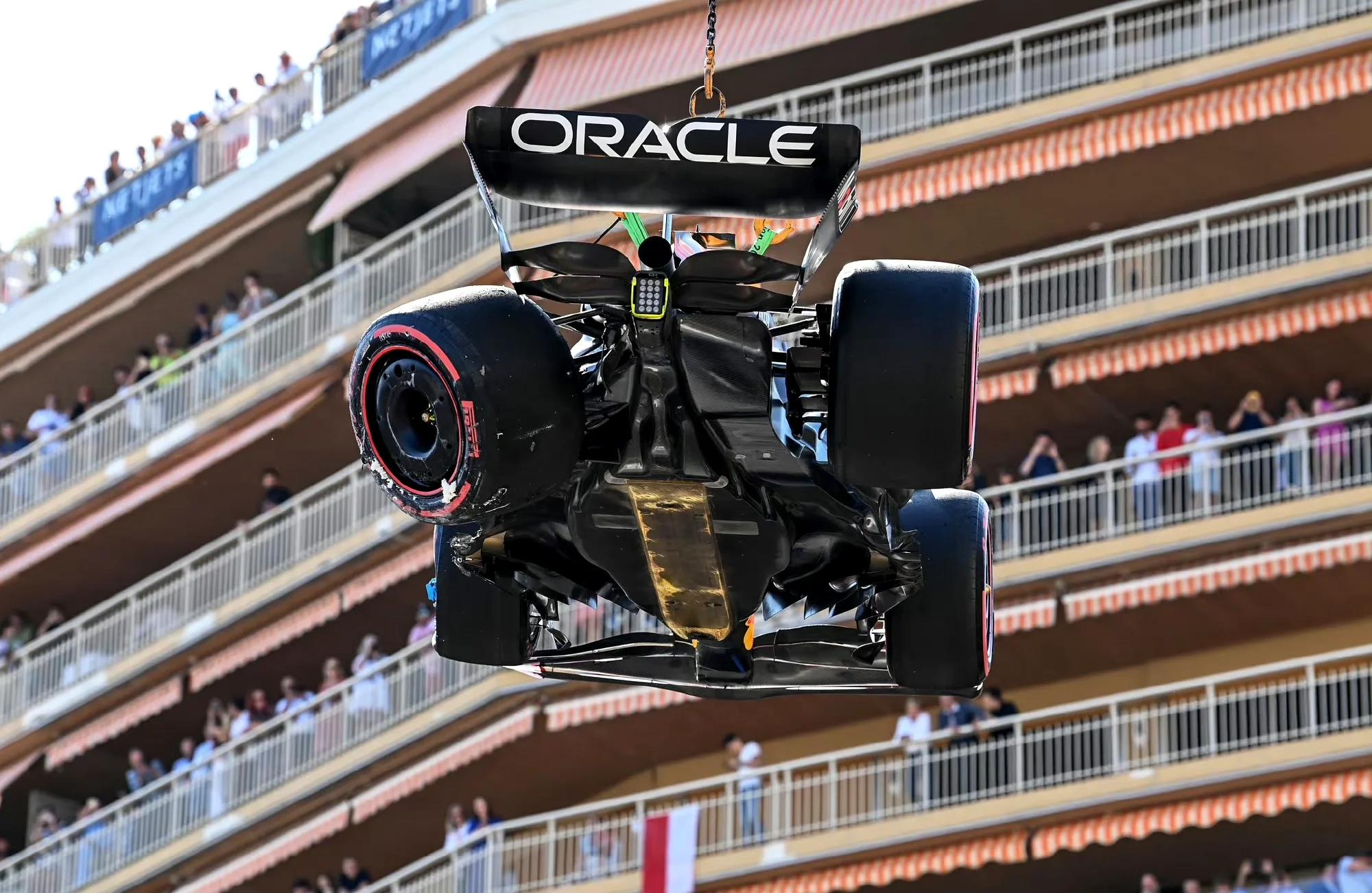 包含摩纳哥客场大捷，迈向联赛巅峰的词条